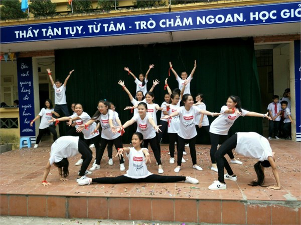Học sinh trường THCS Ba Đình hào hứng trong cuộc thi nhảy dân vũ và trang trí lớp học chào mừng ngày Nhà giáo Việt Nam 20/11